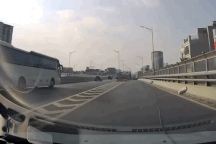 Ô tô lao thẳng vào dải phân cách bằng bê tông, rụng bánh trước