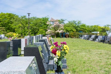 Khách vô tư uống đồ cúng đặt trên ngôi mộ lạ, người dân kêu gọi trục xuất