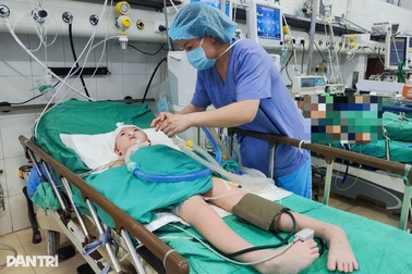 Bạn đọc Dân trí giúp hơn 475 triệu đồng tới bé gái nguy kịch sau tai nạn