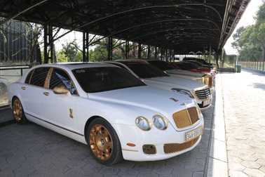 Ngắm dàn siêu xe mạ vàng của đại gia buôn lợn ở Hải Dương