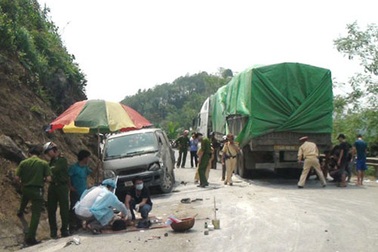 "Xe điên" tông liên hoàn, chồng chết, vợ nguy kịch