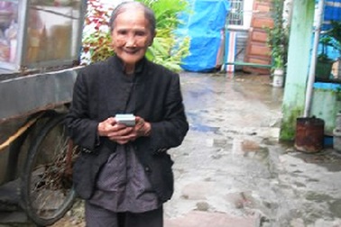 Thương cụ bà 95 tuổi bán vé số dạo nuôi con bị bệnh tim