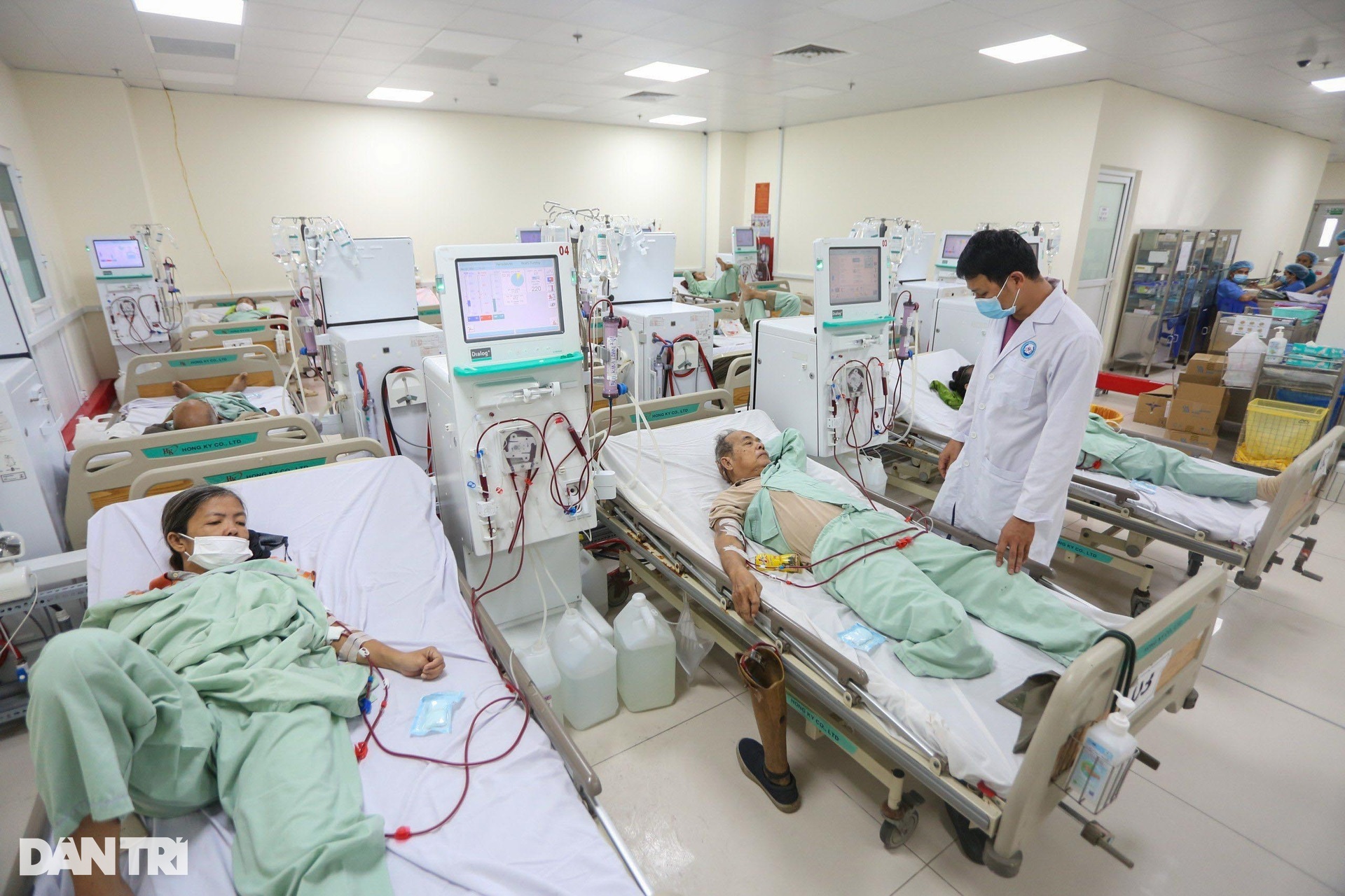 Để tiến tới miễn viện phí cho người dân - 1 Để tiến tới miễn viện phí cho người dân - 1