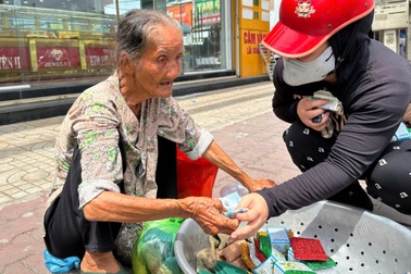 Cụ bà 90 tuổi đội nắng mưu sinh và triết lý sống bất ngờ