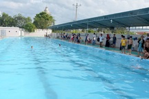 Học sinh lớp 2 đuối nước trong hồ bơi