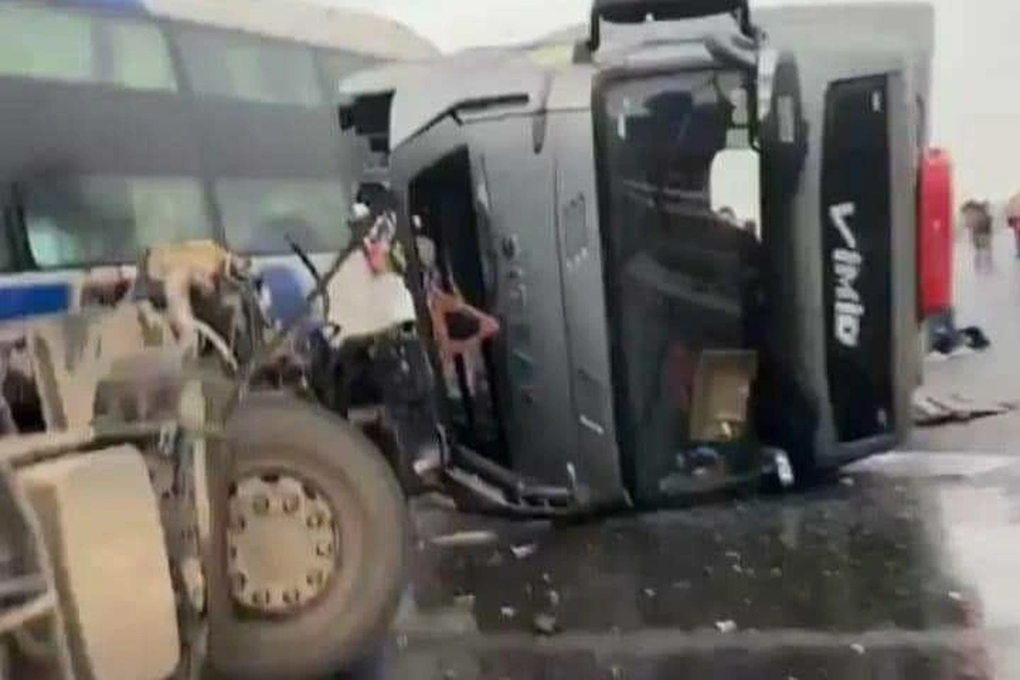 Tai nạn liên hoàn trên cao tốc Nghi Sơn - Diễn Châu - 1 Tai nạn liên hoàn trên cao tốc Nghi Sơn - Diễn Châu - 1