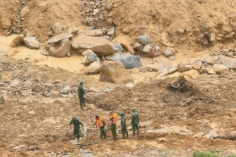 Vụ quả đồi đổ ập giữa trời nắng ở Đà Nẵng: Đất đá tiếp tục sạt lở