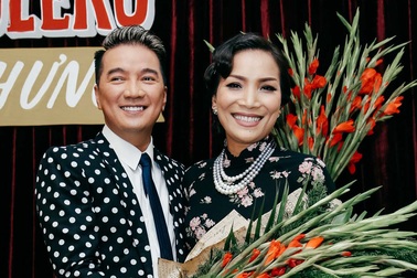 Hồng Ngọc lần đầu diện áo dài xưa nữ tính vì Đàm Vĩnh Hưng