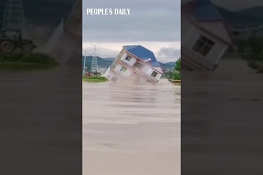 Khoảnh khắc nước lũ đánh sập ngôi nhà ở Trung Quốc trong nháy mắt