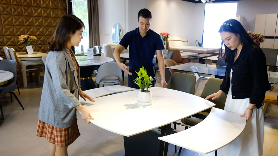 Sưởi ấm gia đình Việt với bàn ăn thông minh Luxfuni - 1 Sưởi ấm gia đình Việt với bàn ăn thông minh Luxfuni - 1