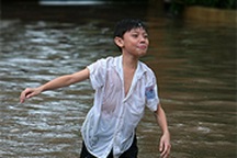 Chùm ảnh: Học sinh lóp ngóp trong mưa lụt