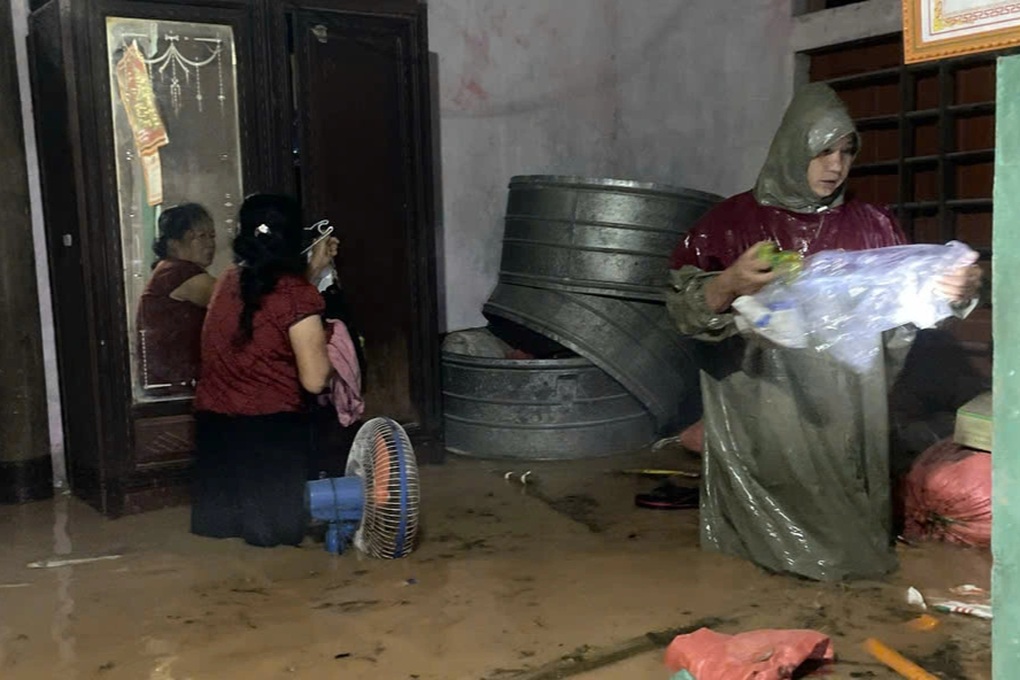 Mưa lớn kéo dài, người Hà Tĩnh trắng đêm chạy lũ giữa mùa hè - 2 Mưa lớn kéo dài, người Hà Tĩnh trắng đêm chạy lũ giữa mùa hè - 2