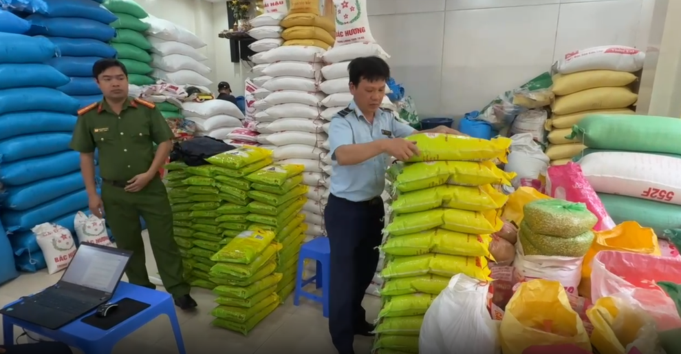 Hà Nội xử lý hơn 5.500 vụ vi phạm về hàng giả, hàng lậu, gian lận thương mại trong 11 tháng - 1