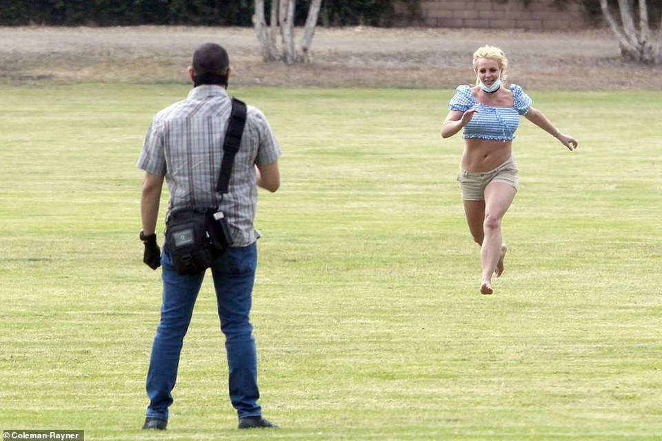 Britney lộ dáng nặng nề - 2