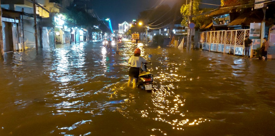 Con đường ngập suốt nửa ngày sau cơn mưa ở Sài Gòn - 7 Con đường ngập suốt nửa ngày sau cơn mưa ở Sài Gòn - 7