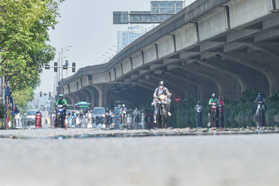 Người dân quay cuồng với nắng nóng đầu hè, mặc 3 lớp áo vẫn bỏng rát - 2 Người dân quay cuồng với nắng nóng đầu hè, mặc 3 lớp áo vẫn bỏng rát - 2