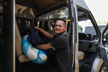 Tài xế TPHCM mang chăn gối, ăn ngủ 2 ngày đêm chờ đăng kiểm xe