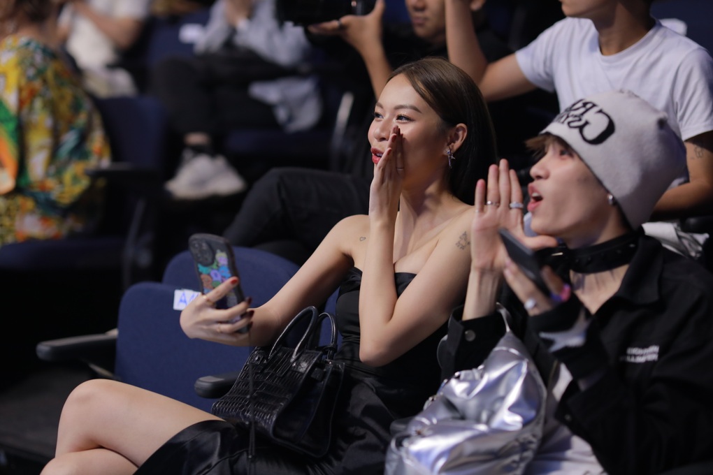 Phí Phương Anh diện váy cúp ngực gợi cảm đến chúc mừng tân binh Vpop - 2 Phí Phương Anh diện váy cúp ngực gợi cảm đến chúc mừng tân binh Vpop - 2