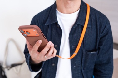 Dây đeo iPhone 17 giá 1,7 triệu đồng cũng khan hàng tại Việt Nam