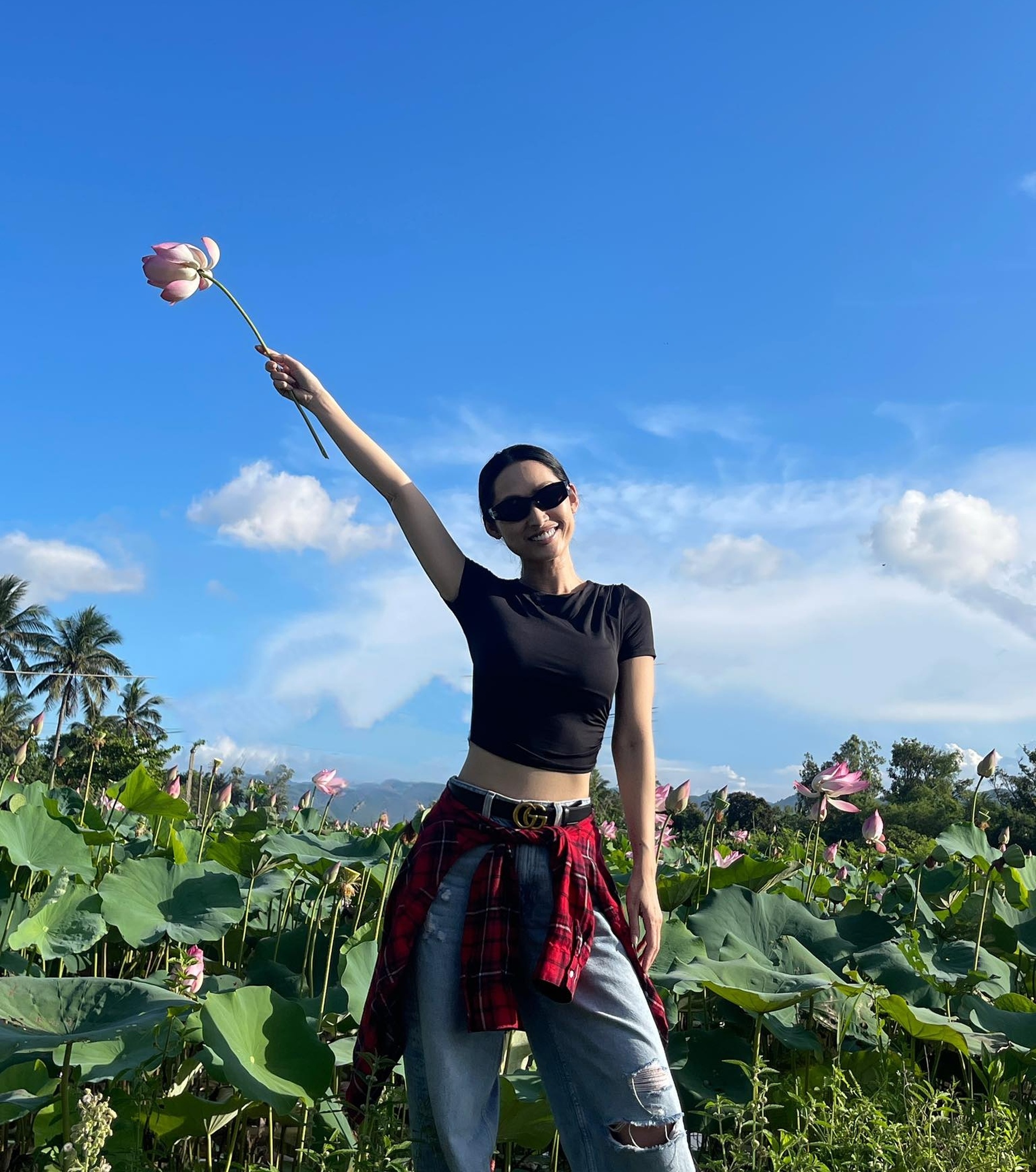 Biểu tượng gợi cảm Quỳnh Thy: Tuổi 42 trẻ trung, cơ bụng số 11 gây sốt - 9