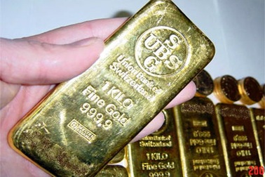 Giá vàng duy trì gần mức kỷ lục, dầu hạ