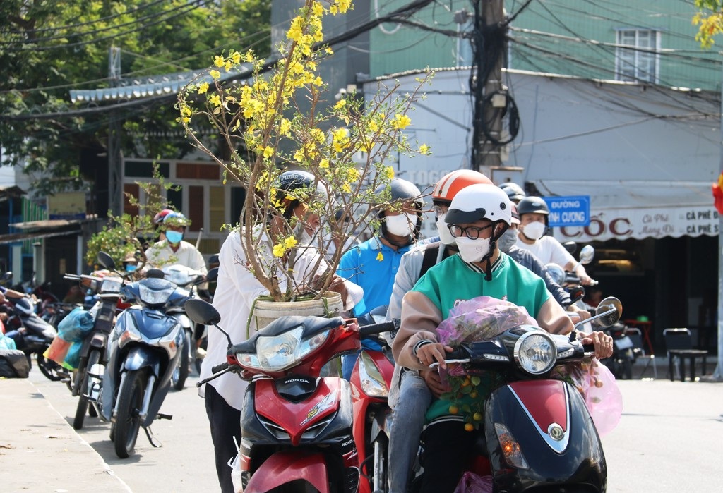 Chợ 29 Tết, mua nhanh, bán lẹ, hối hả đưa xuân về nhà - 7 Chợ 29 Tết, mua nhanh, bán lẹ, hối hả đưa xuân về nhà - 7