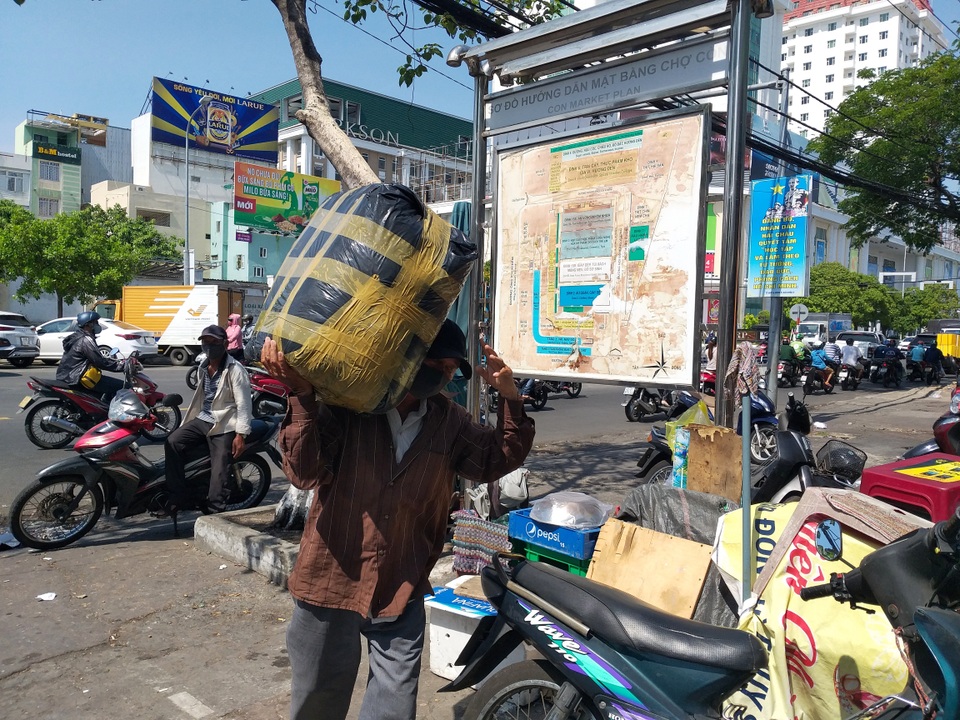 Người Đà Nẵng nhọc nhằn mưu sinh giữa cái nắng “cháy da, cháy thịt” - 4 Người Đà Nẵng nhọc nhằn mưu sinh giữa cái nắng “cháy da, cháy thịt” - 4