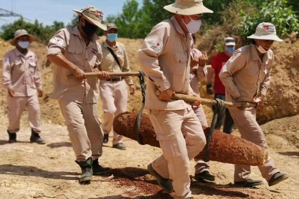 Di dời quả bom nặng 230 kg nằm ngay dưới đường điện cao thế - 2 Di dời quả bom nặng 230 kg nằm ngay dưới đường điện cao thế - 2