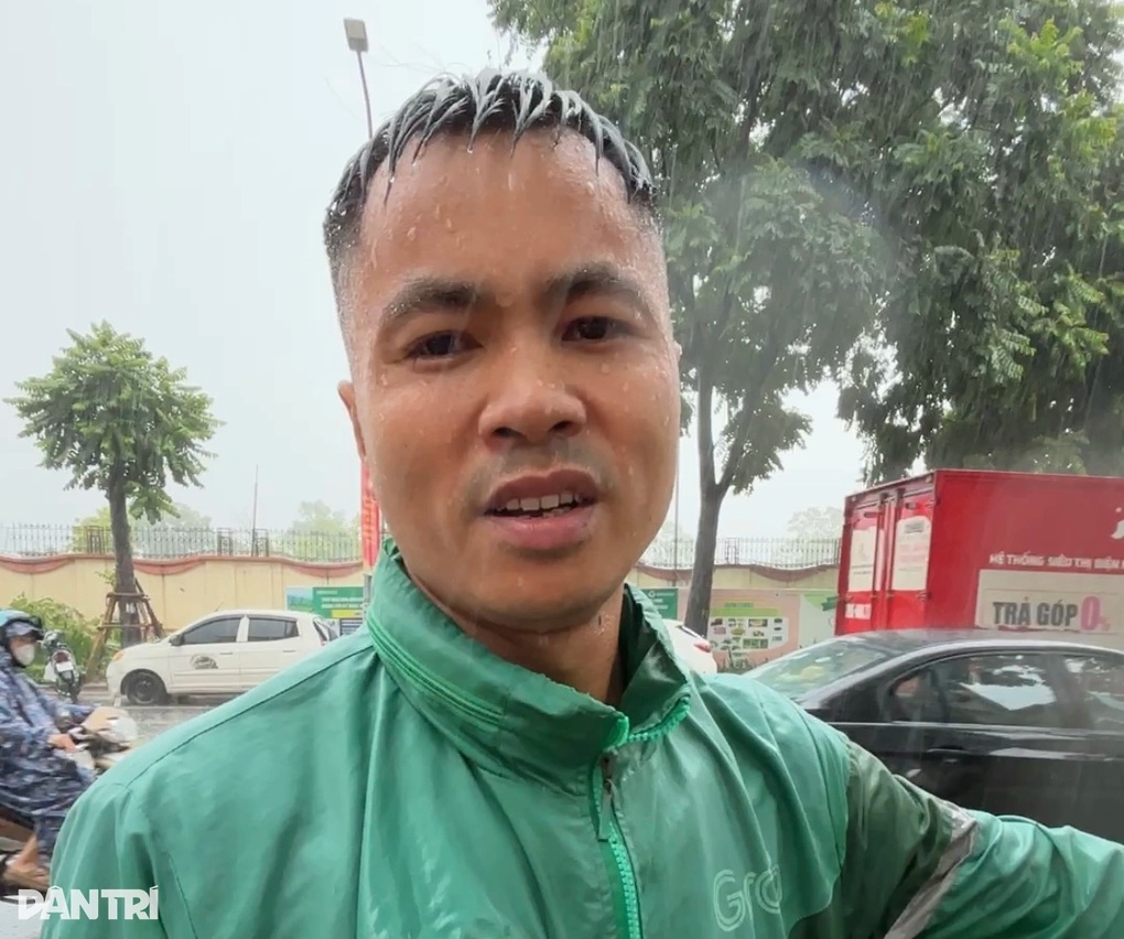 Hà Nội mưa dông làm cây đổ giữa đường, hành động của tài xế gây sốt - 2 Hà Nội mưa dông làm cây đổ giữa đường, hành động của tài xế gây sốt - 2