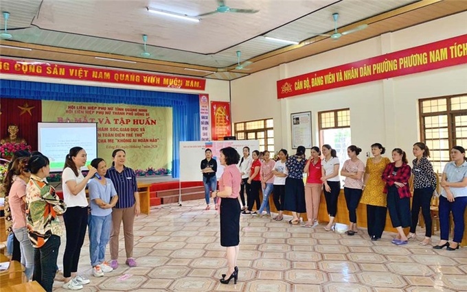 Một buổi sinh hoạt chuyên đề cha mẹ chăm sóc và phát triển trẻ thơ toàn diện. Ảnh: An Nhiên