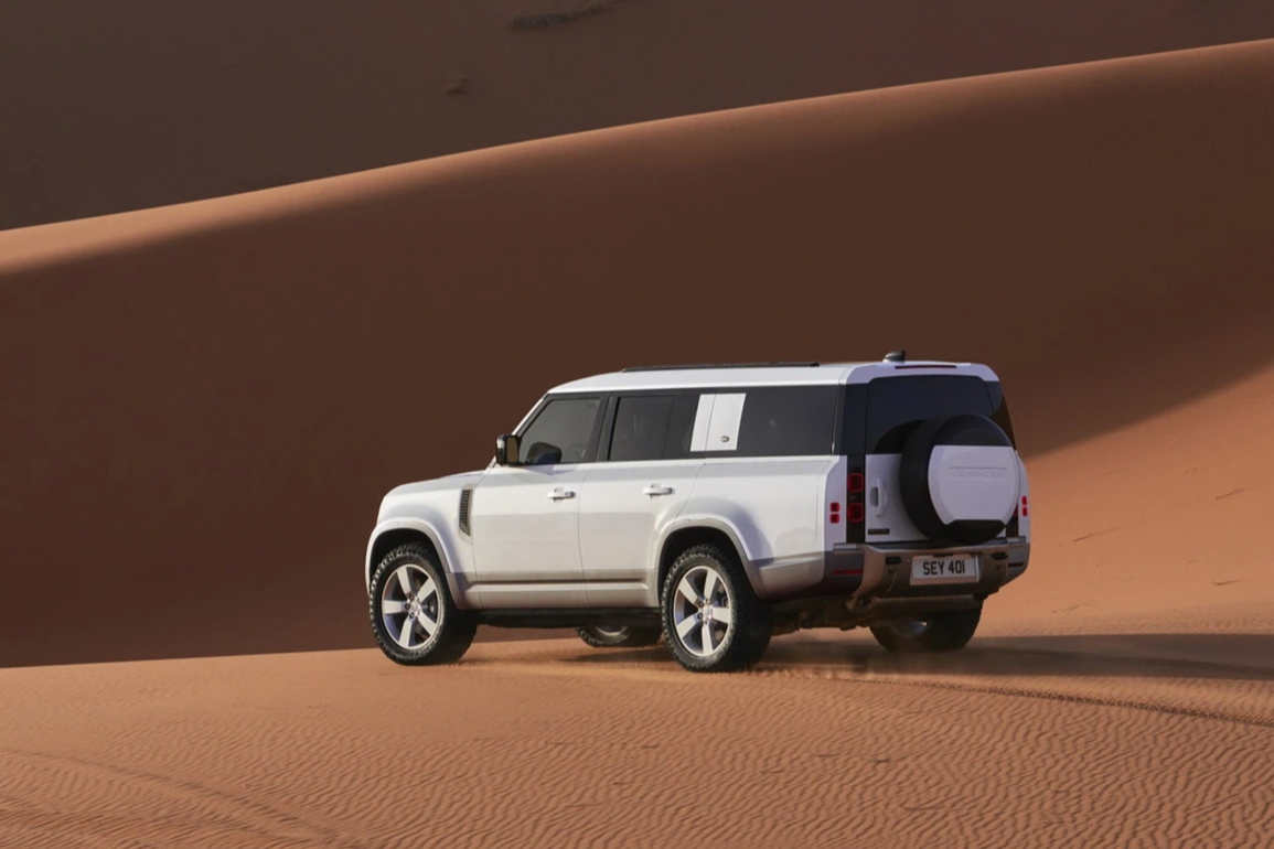 Land Rover Defender 130 mới siêu dài, thiết kế 8 chỗ ngồi - 18 Land Rover Defender 130 mới siêu dài, thiết kế 8 chỗ ngồi - 18