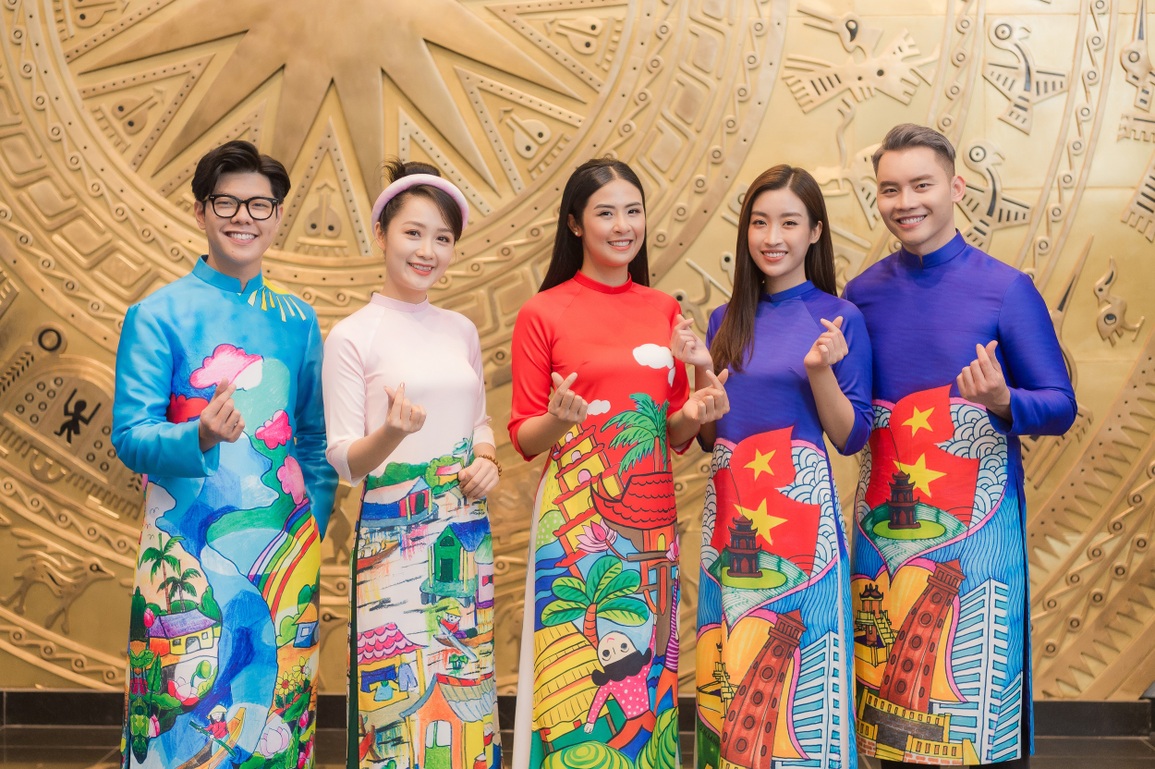 BTV Thu Hà, Mai Ngọc VTV khoe dáng chuẩn với áo dài Ngọc Hân - 8 BTV Thu Hà, Mai Ngọc VTV khoe dáng chuẩn với áo dài Ngọc Hân - 8
