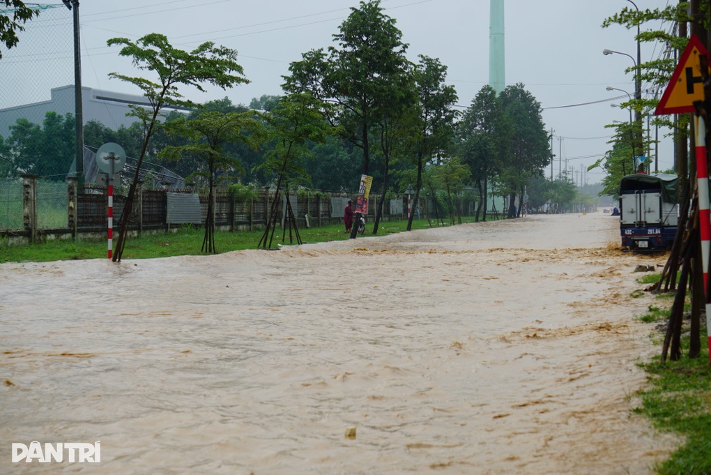 Thót tim cảnh 4 người cố níu chiếc xe máy bị lũ cuốn trôi - 1