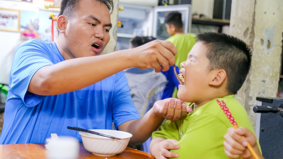 Đoàn lân của những đứa trẻ bụi đời - 2 Đoàn lân của những đứa trẻ bụi đời - 2