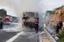 Xe khách chở 30 người bốc cháy trên cao tốc Nha Trang - Cam Lâm