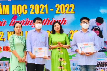 2 học sinh nghèo trình báo công an trả lại 50 triệu đồng cho người đánh mất