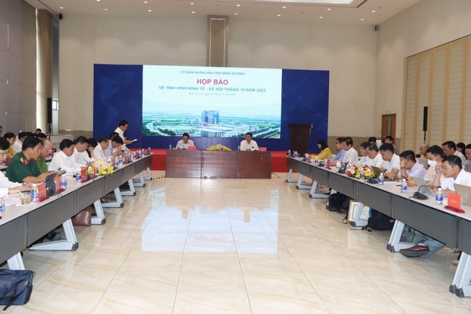 Ông Võ Văn Minh, Phó Bí thư Tỉnh ủy, Chủ tịch UBND tỉnh, chủ trì phiên họp với sự tham dự của các phó chủ tịch UBND tỉnh và lãnh đạo các sở ngành, địa phương.