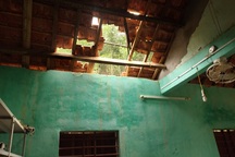 Vụ trường học sắp sập ở Nghệ An: Sau cơn bão, mái ngói bị sập hàng loạt