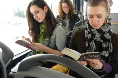 Miễn phí đi xe bus cho hành khách ham đọc sách