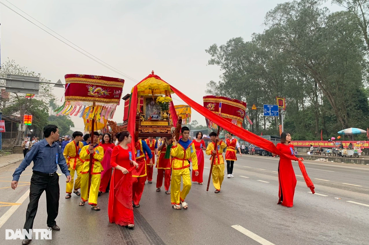 Hàng nghìn du khách hành hương về ngôi đền thiêng ở Nghệ An - 2