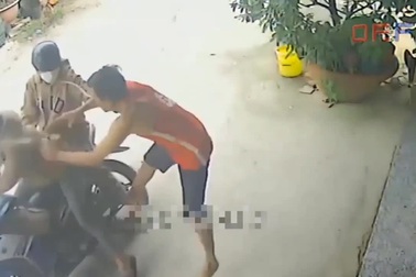 Chủ nhà tung cước hạ gục tên cướp tiệm vàng khiến dân mạng hả hê