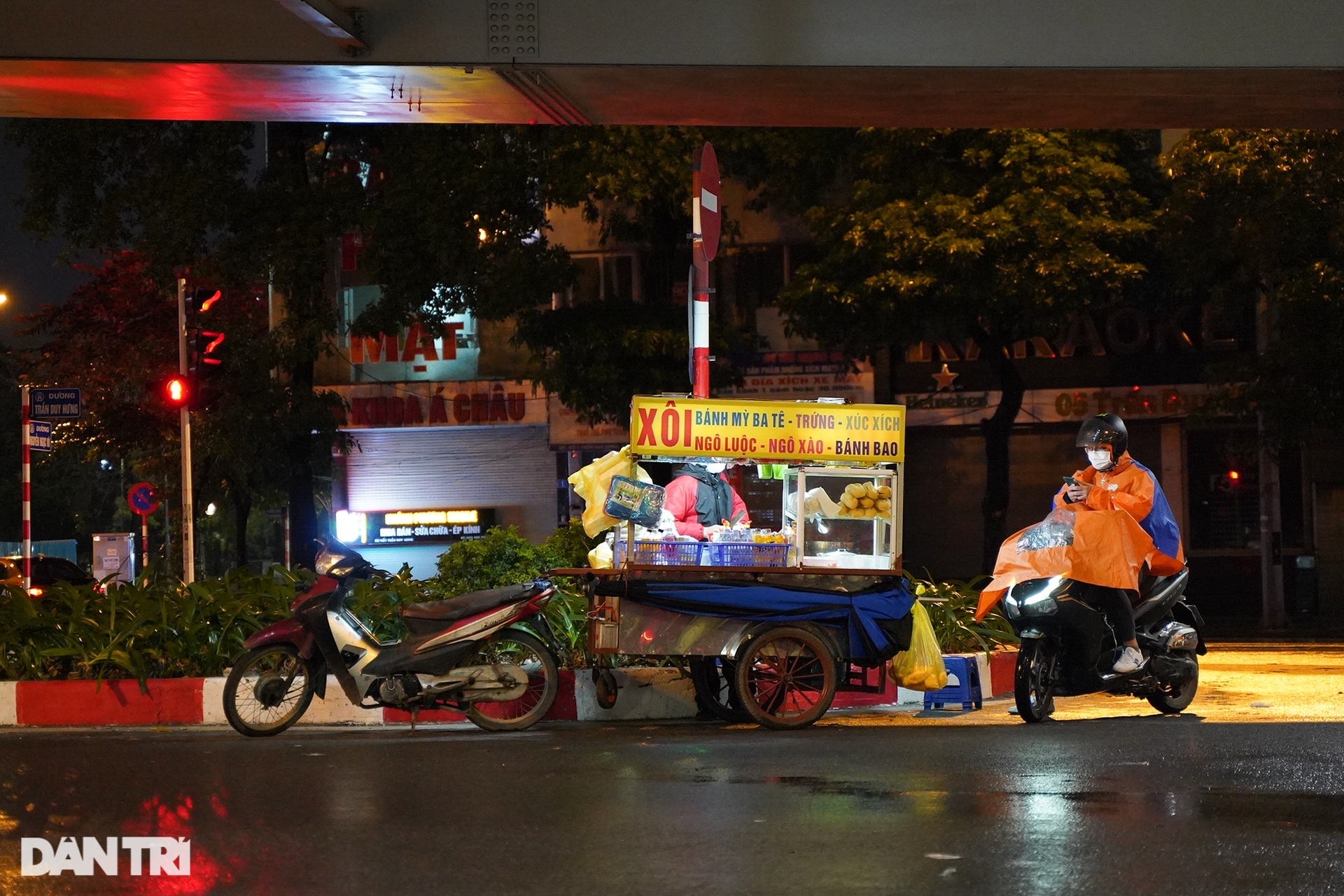 Người dân đốt lửa sưởi ấm, chật vật mưu sinh xuyên đêm trong mưa rét kỷ lục - 10 Người dân đốt lửa sưởi ấm, chật vật mưu sinh xuyên đêm trong mưa rét kỷ lục - 10