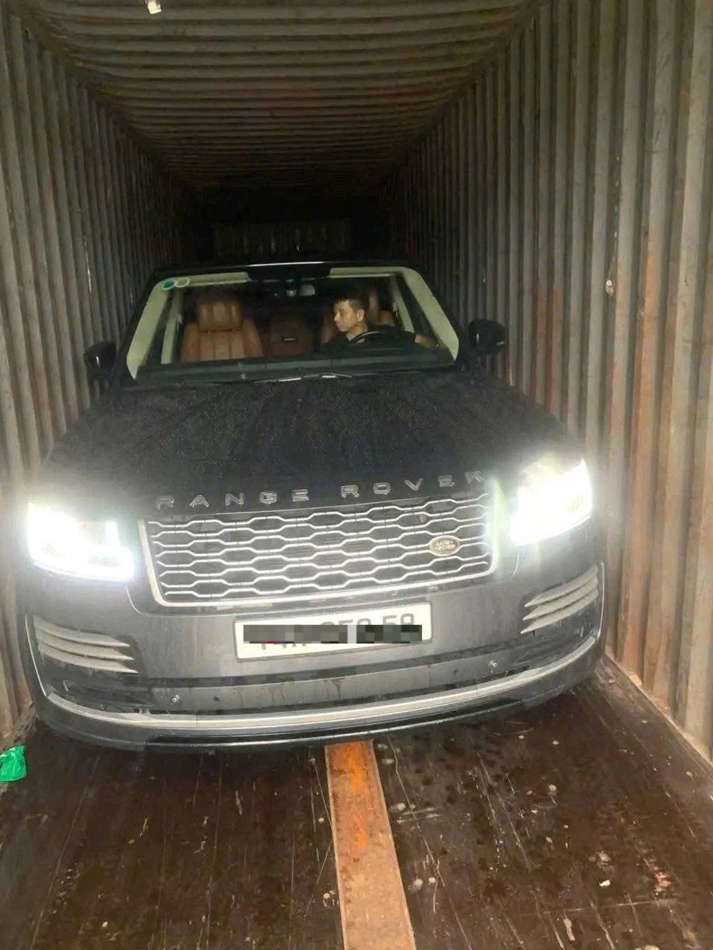 Giấu xe sang vào container, quấn chăn cho ô tô, xếp lốp lên mái chống bão - 2 Giấu xe sang vào container, quấn chăn cho ô tô, xếp lốp lên mái chống bão - 2