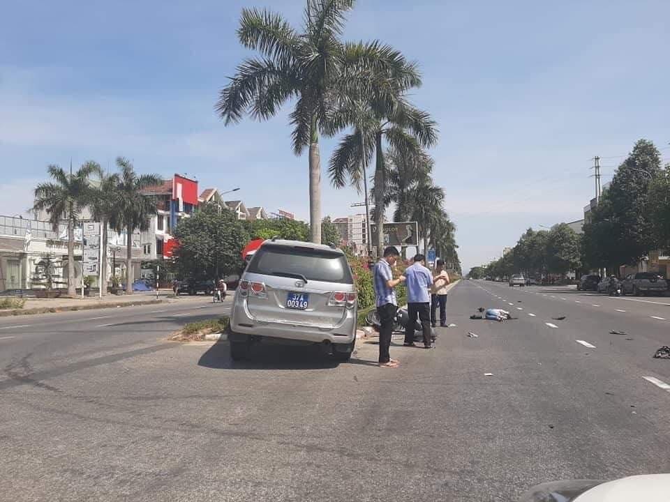 Xe biển xanh tông cô gái đi xe máy điện - 1 Xe biển xanh tông cô gái đi xe máy điện - 1