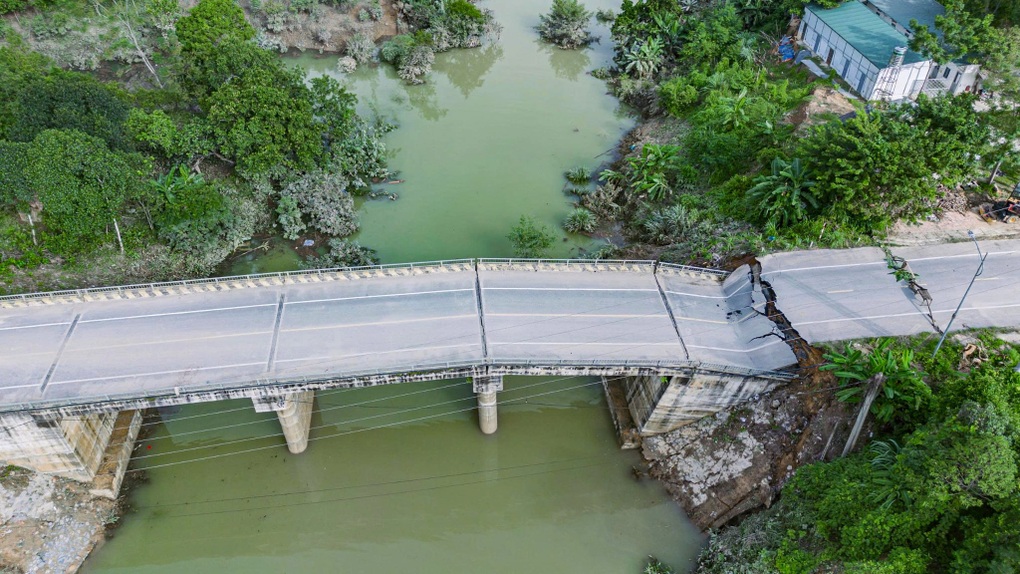 Sập gãy hoàn toàn đường dẫn lên cầu Tát Luông ở Tuyên Quang - 2 Sập gãy hoàn toàn đường dẫn lên cầu Tát Luông ở Tuyên Quang - 2