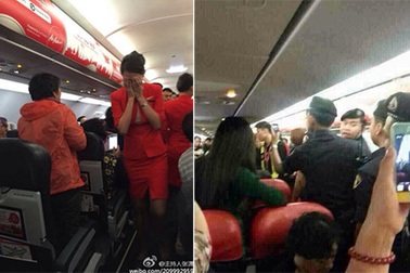 Tè bậy trên máy bay, hắt nước nóng vào tiếp viên