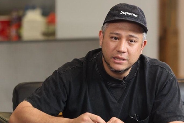 Nam thần một thời tụt dốc, phải lên mạng xin tiền nuôi con