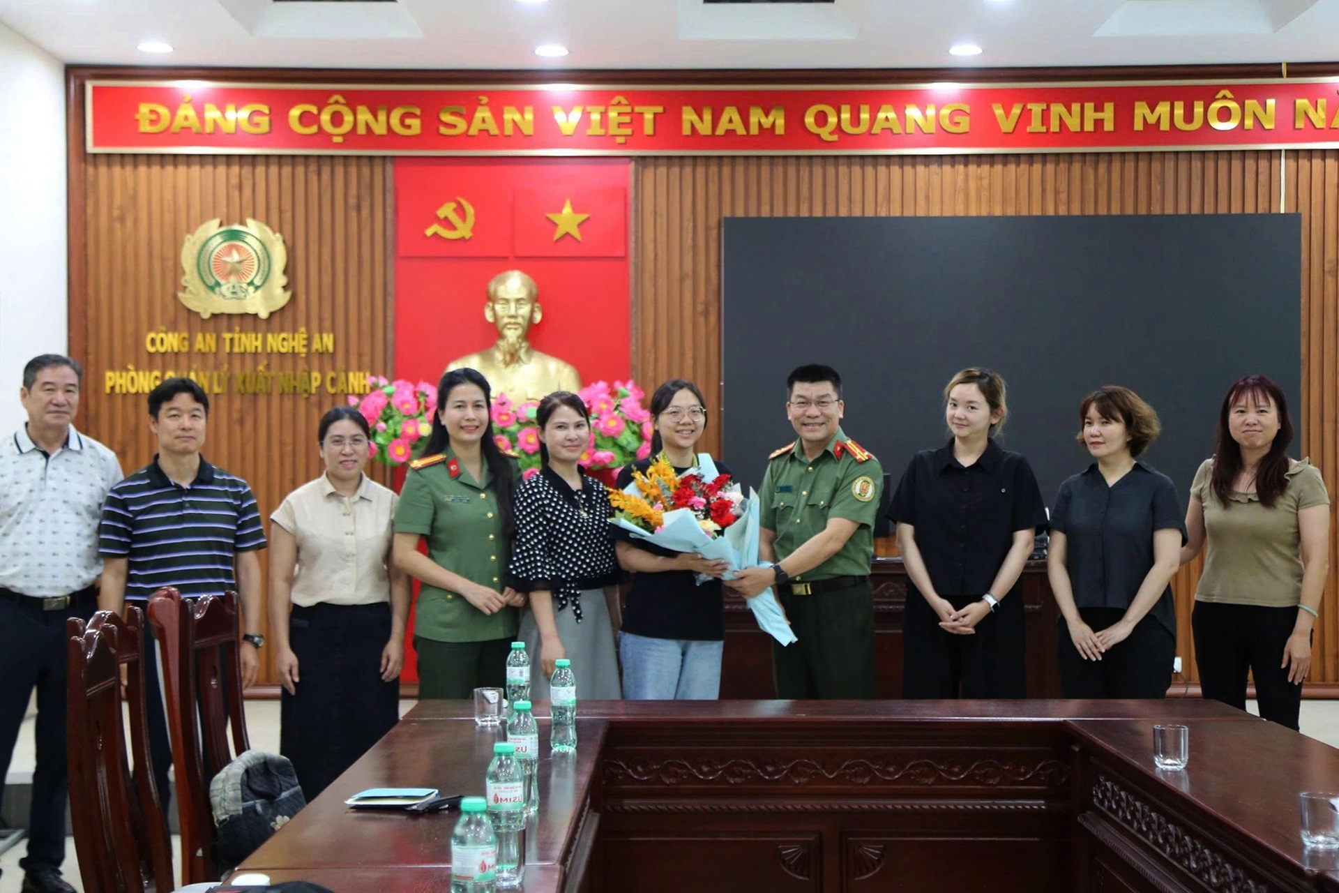 Cặp vợ chồng nước ngoài vượt gần 100km đi làm định danh điện tử - 11 Cặp vợ chồng nước ngoài vượt gần 100km đi làm định danh điện tử - 11