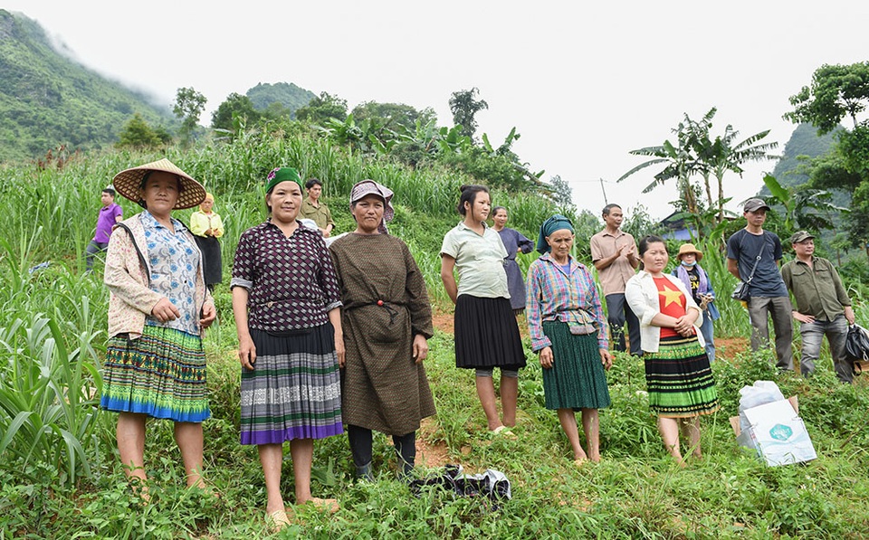 Lương Thùy Linh khánh thành dự án nhân ái “Đắp đường xây ước mơ” - 4 Lương Thùy Linh khánh thành dự án nhân ái “Đắp đường xây ước mơ” - 4
