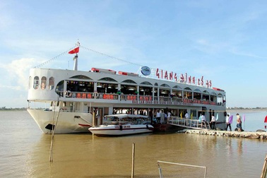 Du thuyền 2 triệu đô hoạt động trái phép trên sông Lam